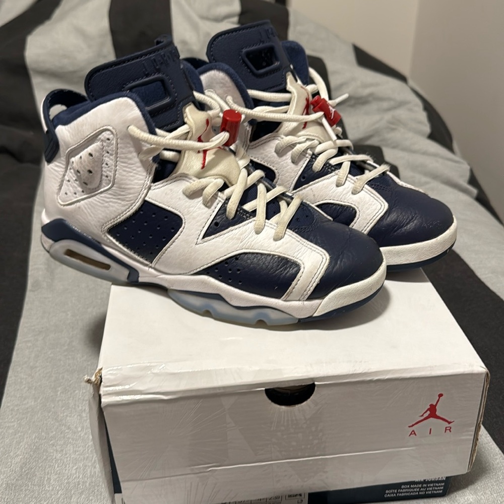 100% Authentic GradeSchool Jordans Size 5Y Comes With Original Box . Unisex